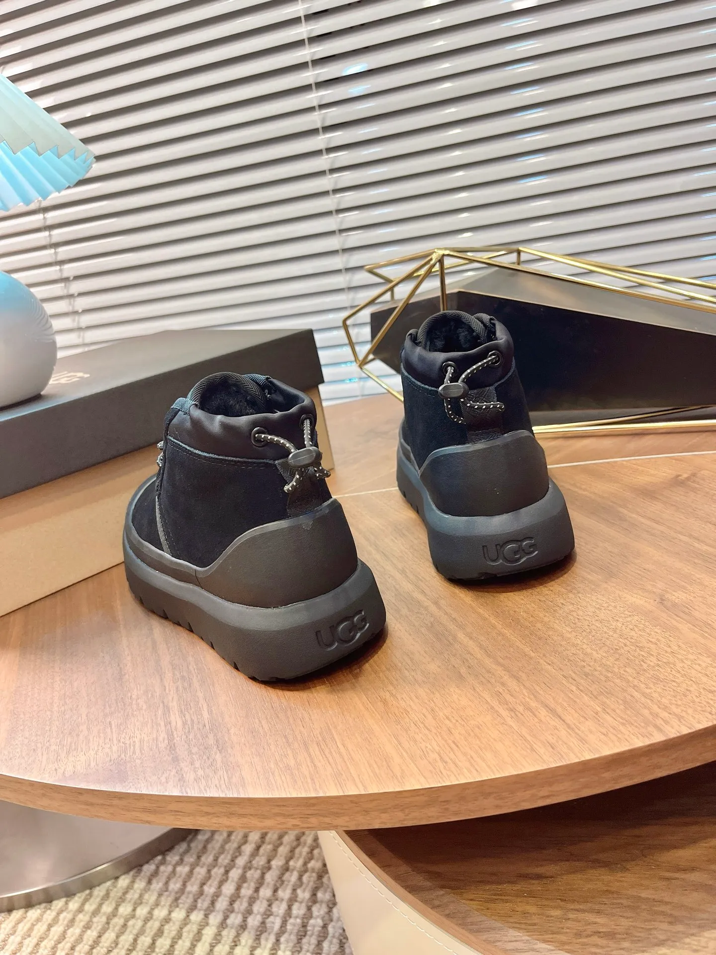 【UGG】 P: 560💰 Couple shoes Size: Women’s size 35-40 / Men’s size 40-44 UGG Tasman Weather Hybrid slip-on snow boots👢 Wang Yibo's same style 👏 adds a large orange sole to the classic Tasman shoe style, functional color contrast design, environmentally friendly waterproof and snowproof material, which has both fashionable and functional attributes. At the same time, it is paired with the new UGG furry shoes Keen's furry color-blocking jacket. Bright orange and maroon collide to create a new light outdoor style and open up a new travel experience in early autumn! Using the best materials, the 17mm fur integrated surface is warmer and breathable, and the outsole is upgraded to a lightweight and wear-resistant light wing technology outsole!